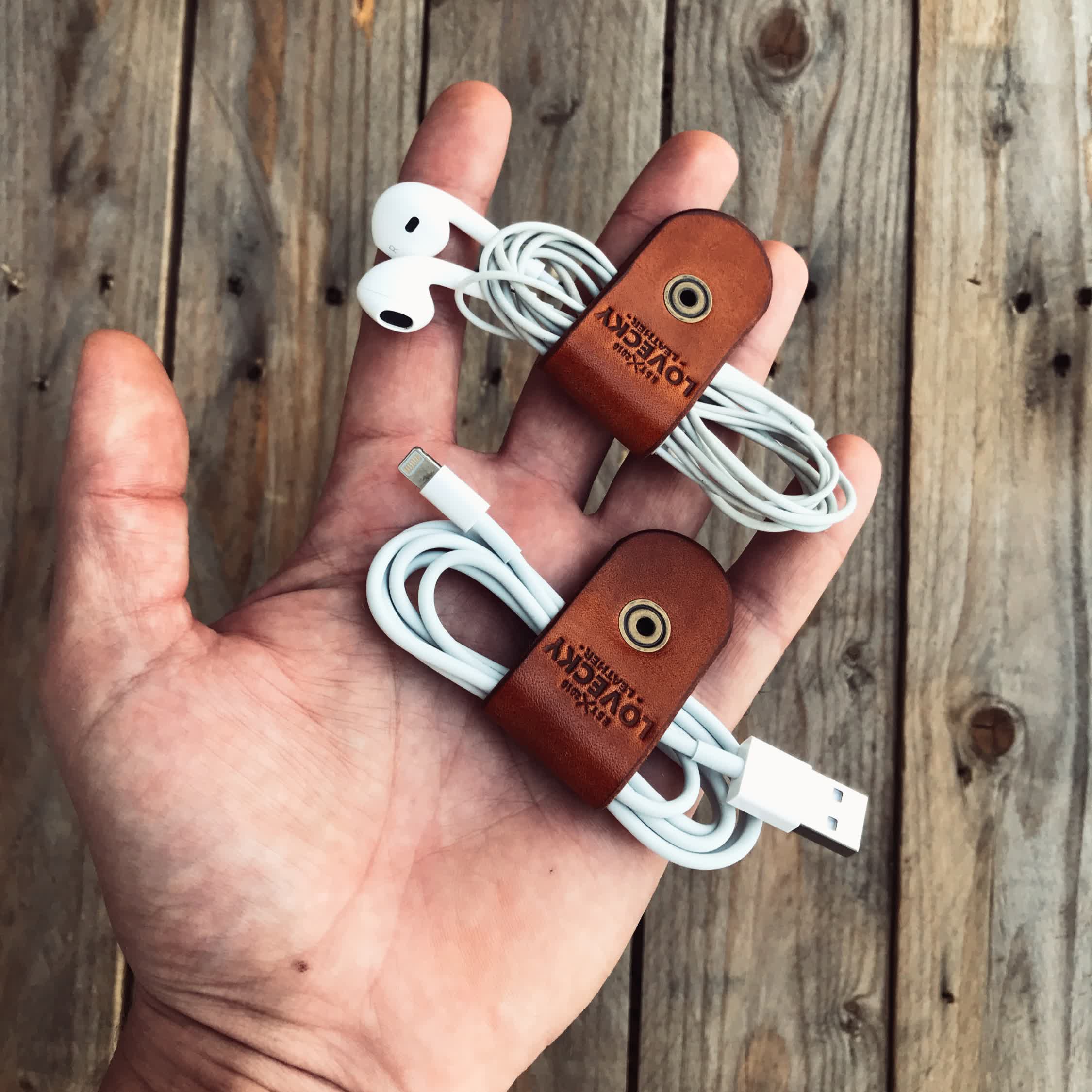 Lovecky Leather kožený organizér na kabely a sluchátka pro uspořádání zamotaných kabelů - pohled na sadu dvou kusů s kabely