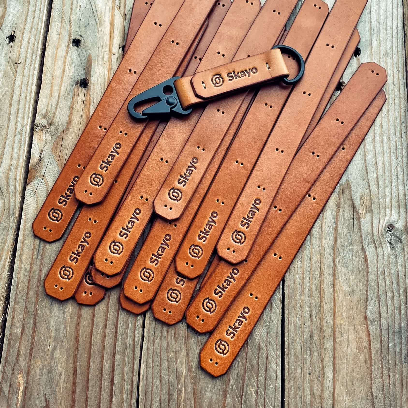 Lovecky Leather výroba kožených přívěsků 32 na klíče s karabinou –detail firemního loga.