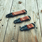 Lovecky Leather kožený přívěsek 32 na klíče s karabinou ve třech velikostech – S, L a XL, ruční výroba z pravé kůže.