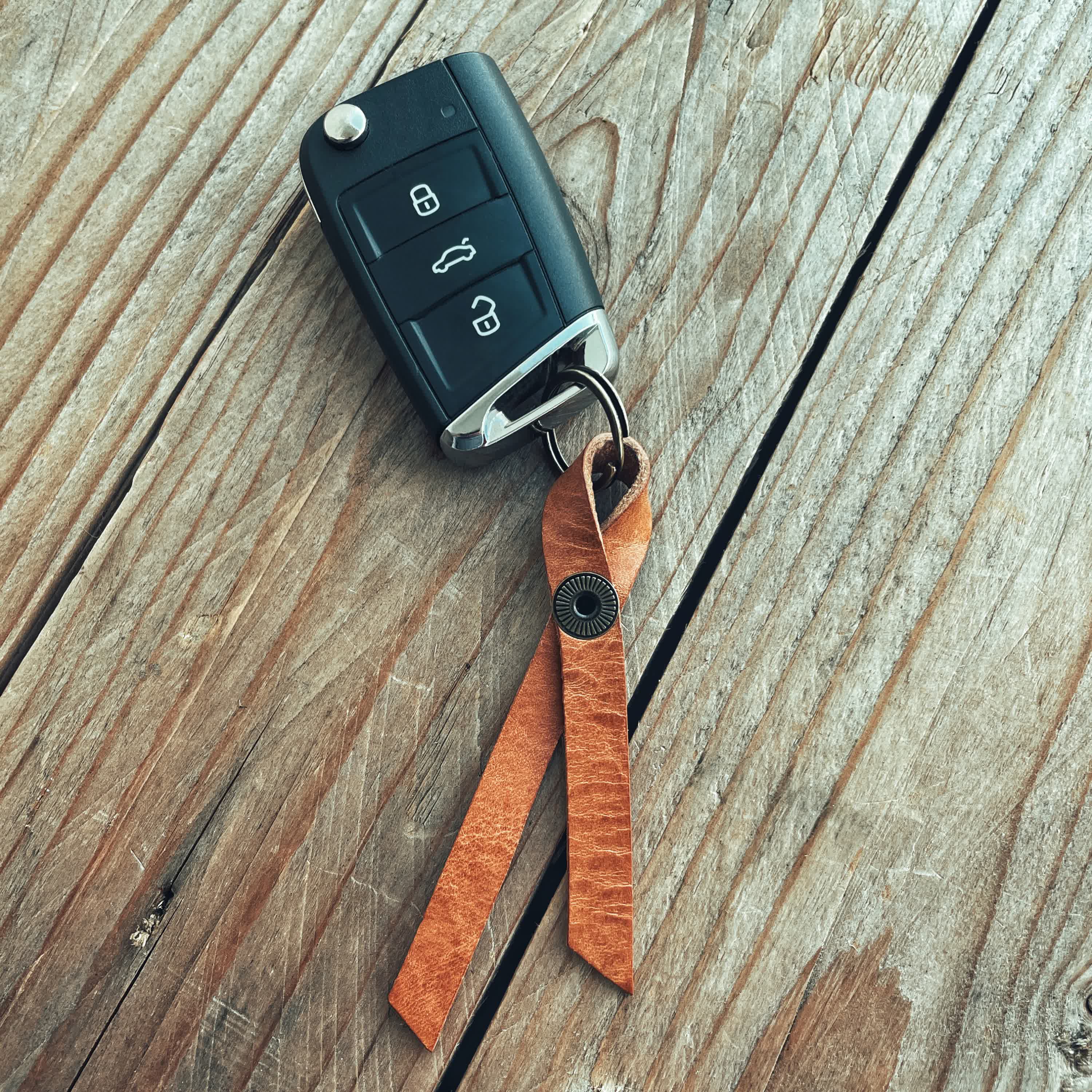 Lovecky Leather kožený přívěsek na klíče Stuha z pravé kůže – pohled na přívěsek a klíč od auta