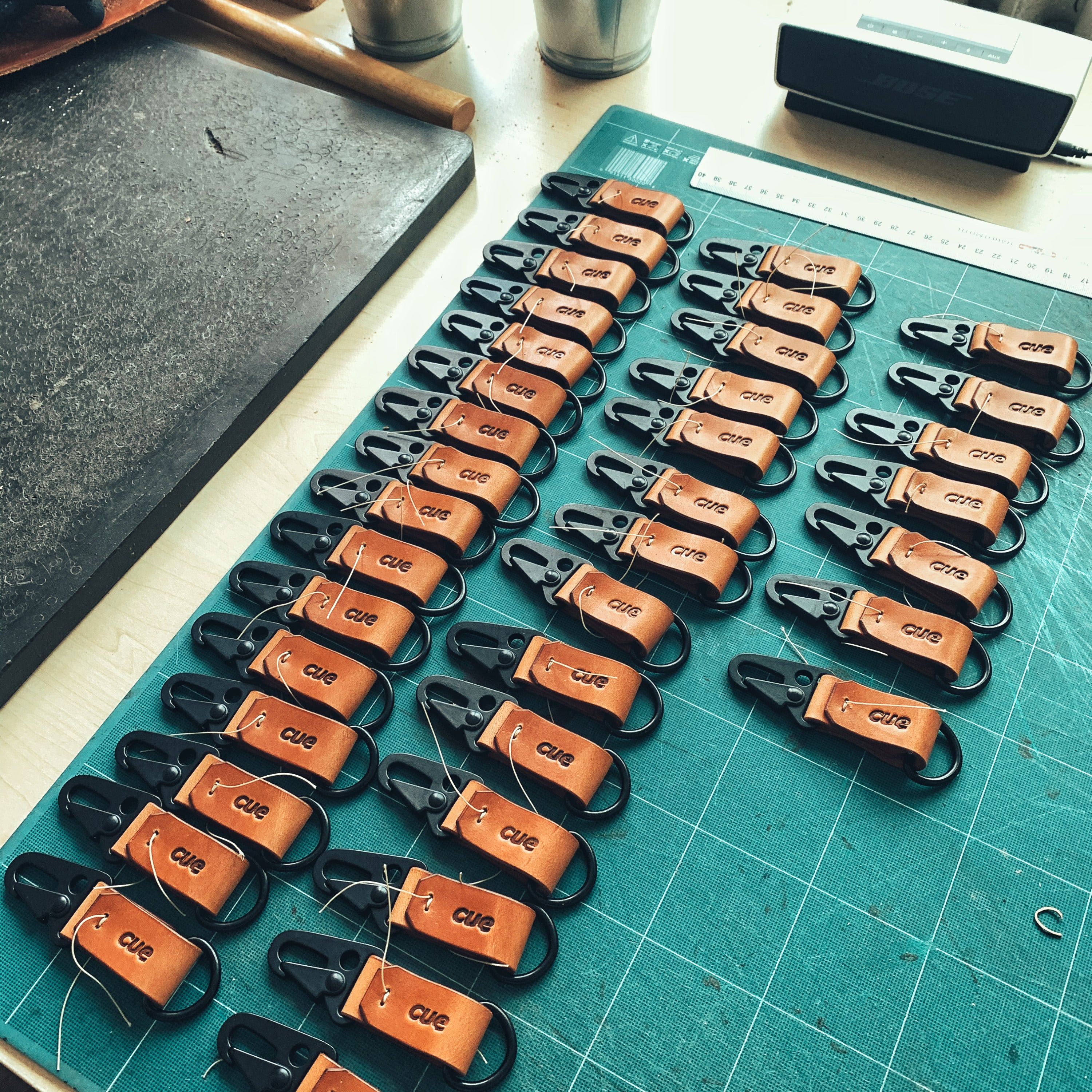 Lovecky Leather kožený přívěsek na klíče s karabinou a firemním logem – zakázková ruční výroba z pravé kůže.