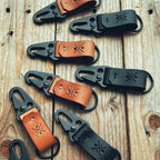 Lovecky Leather kožené přívěsky na klíče v černé a hnědé kůži s černou karabinou – ručně vyrobené klíčenky z pravé kůže.