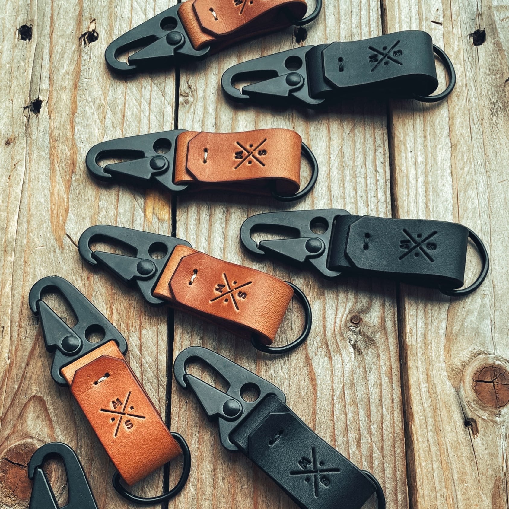 Lovecky Leather kožené přívěsky na klíče v černé a hnědé kůži s černou karabinou – ručně vyrobené klíčenky z pravé kůže.