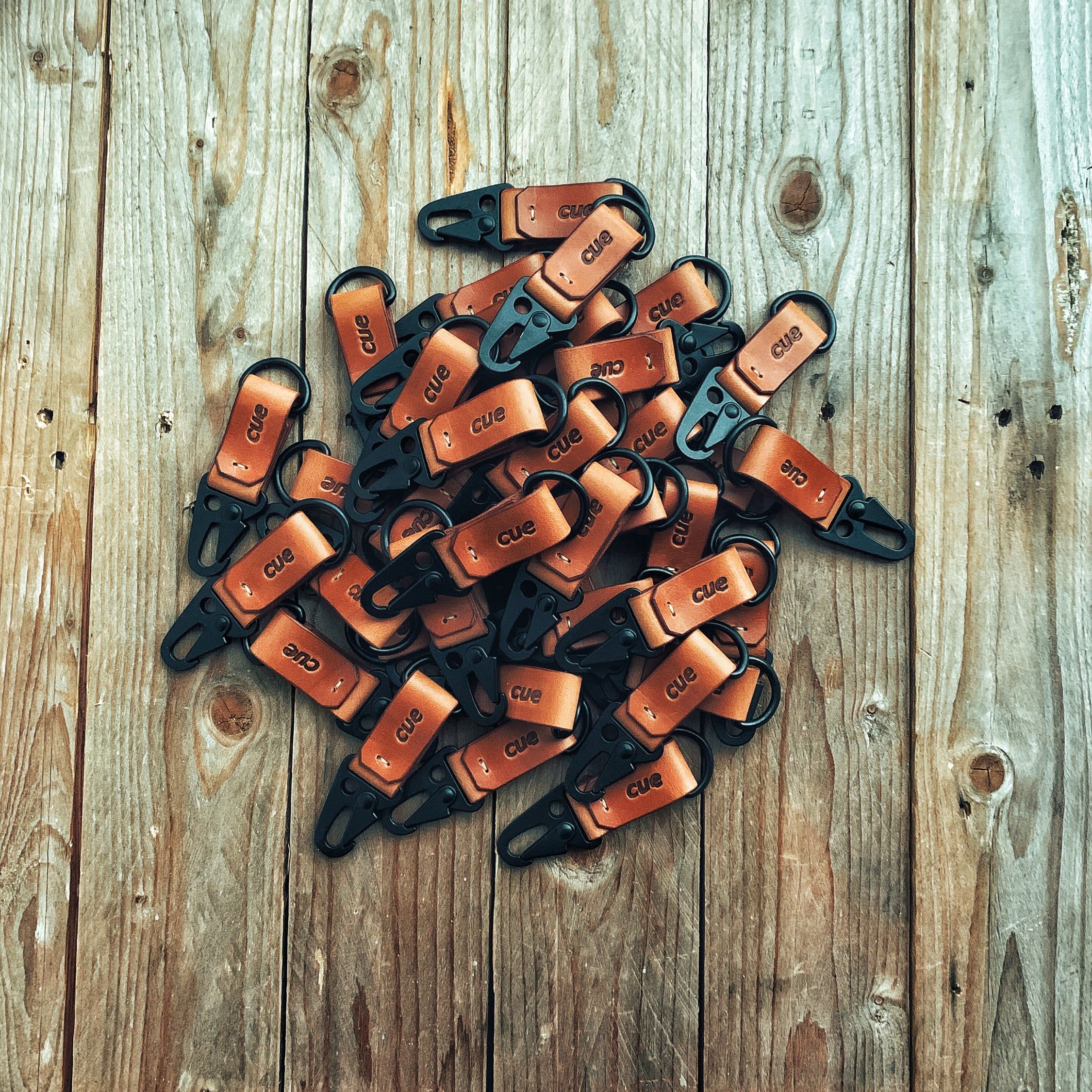 Lovecky Leather kožené přívěsky na klíče s karabinou připravené jako firemní dárky – ruční výroba z pravé kůže s možností ražby loga.