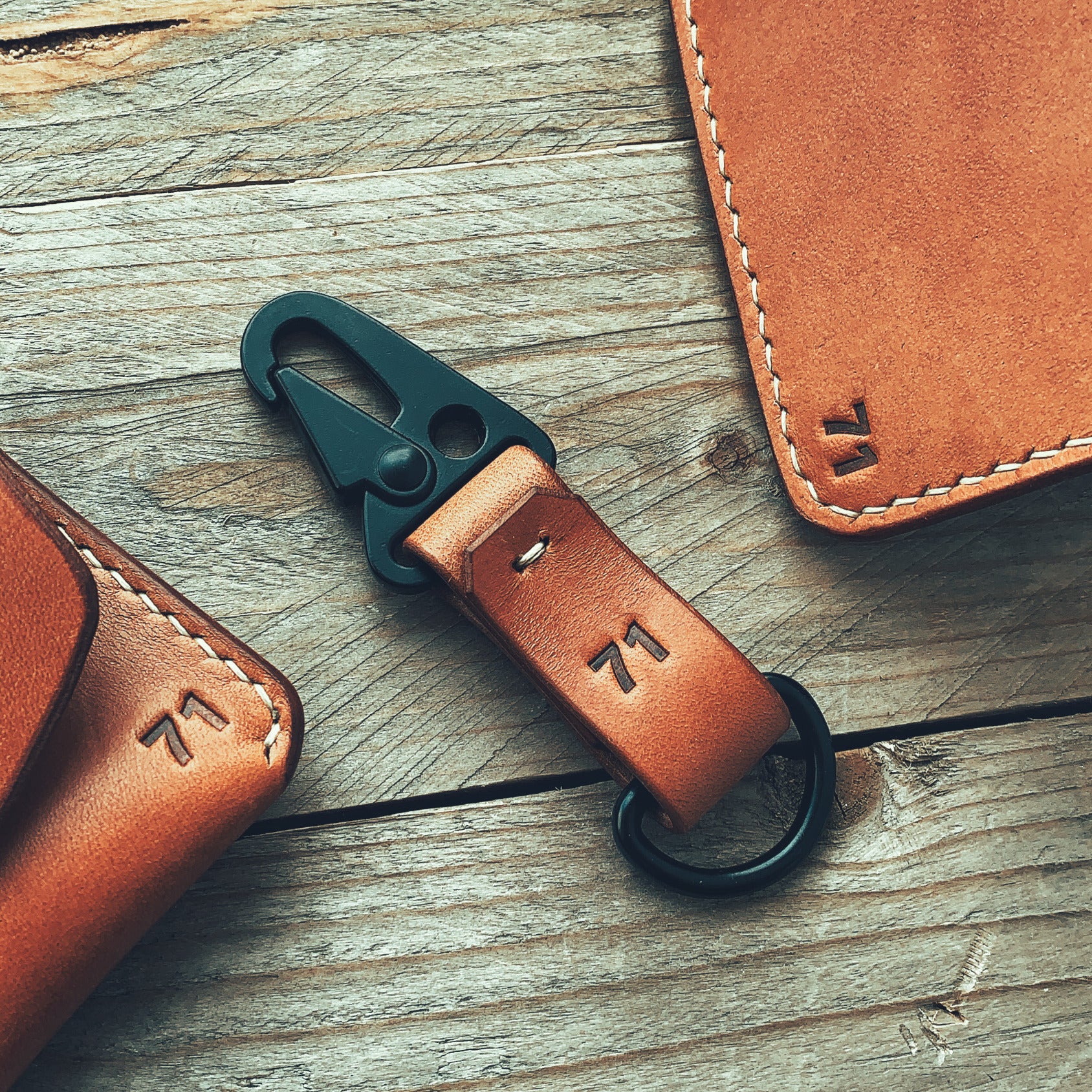 Lovecky Leather kožený přívěsek na klíče z hnědé kůže s černou karabinou – elegantní ručně vyrobená klíčenka.