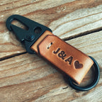 Lovecky Leather kožený přívěsek na klíče s karabinou a ražbou jmen či symbolů nebo srdce – ideální dárek pro páry.