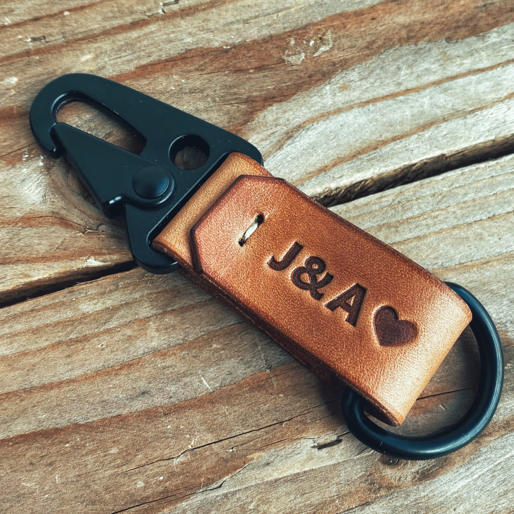 Lovecky Leather kožený přívěsek na klíče s karabinou a ražbou jmen či symbolů nebo srdce – ideální dárek pro páry.