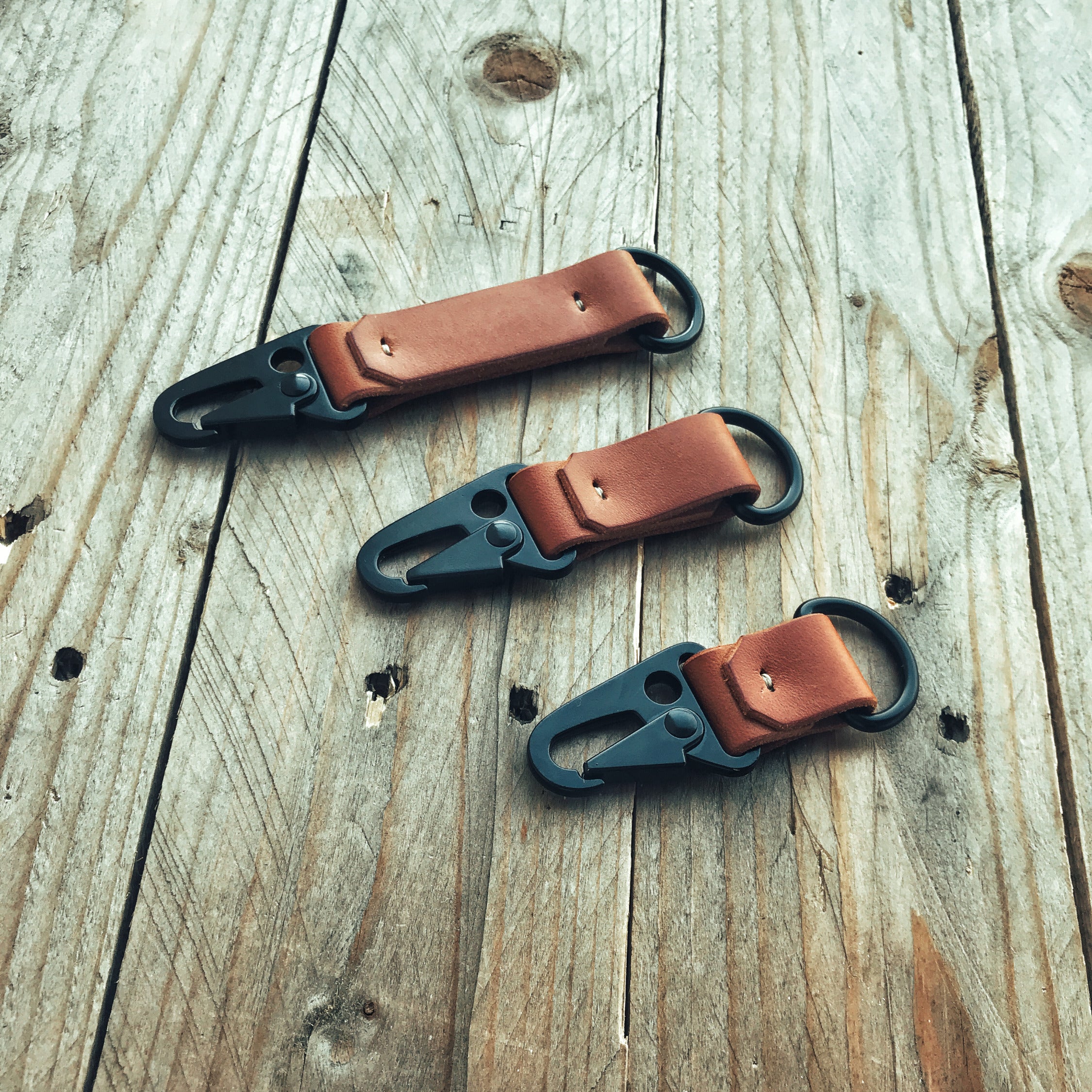 Lovecky Leather kožený přívěsek na klíče s karabinou ve třech velikostech – S, L a XL, ruční výroba z pravé kůže.