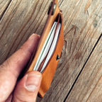 Lovecky Leather malá kožená peněženka 52, velikost XL, hnědá, ruční výroba z pravé kůže, ideální na karty a mince. Detailní pohled na velké množství platebních karet uvnitř peněženky