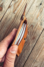 Lovecky Leather malá kožená peněženka 52 ve světle hnědé barvě, ruční výroba z pravé kůže, ideální na karty a mince. Detailní pohled na velké množství platebních karet uvnitř peněženky