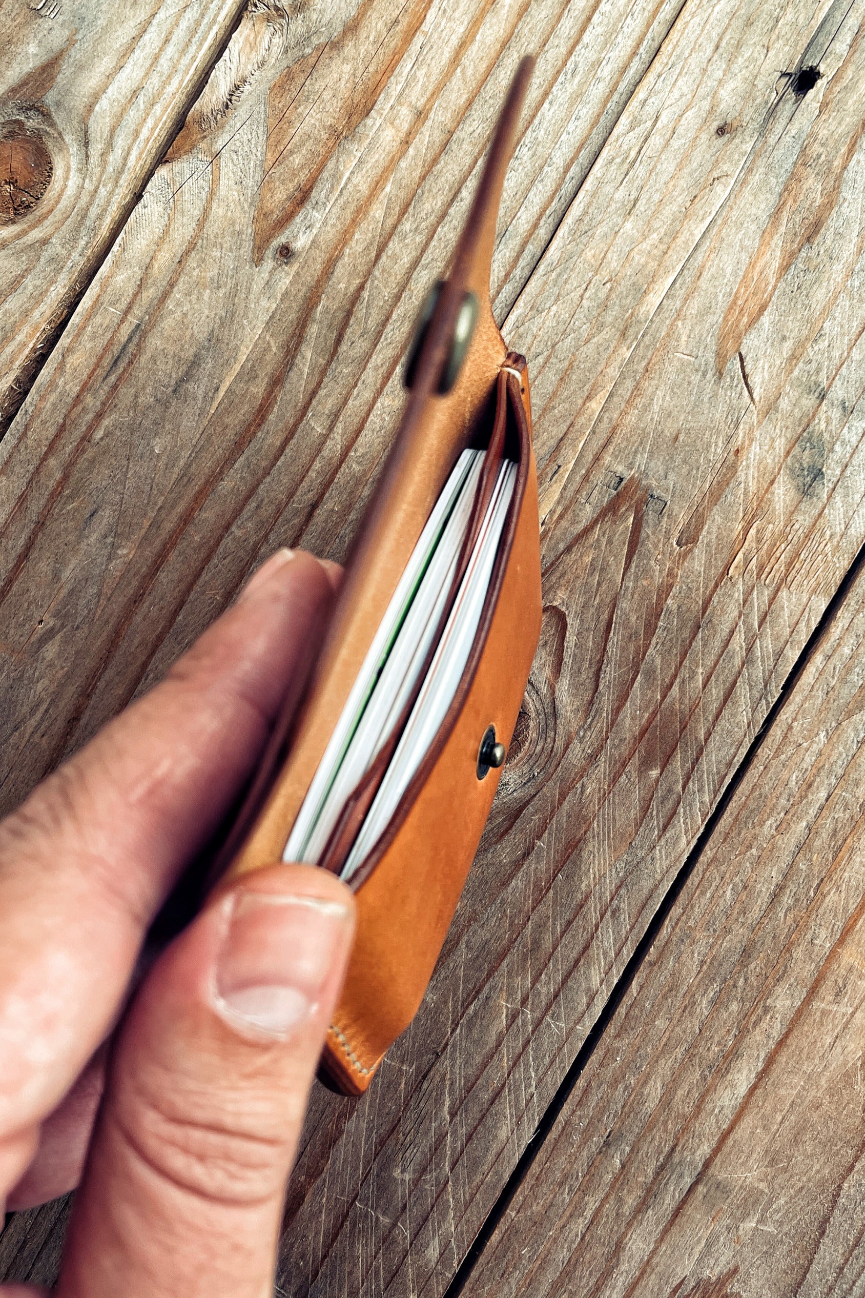 Lovecky Leather malá kožená peněženka 52 ve světle hnědé barvě, ruční výroba z pravé kůže, ideální na karty a mince. Detailní pohled na velké množství platebních karet uvnitř peněženky