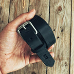 Lovecky Leather kožený opasek 25 mm úzký v černé barvě s monogramem – ručně šitý opasek z pravé hovězí kůže, vyrobeno v ČR.