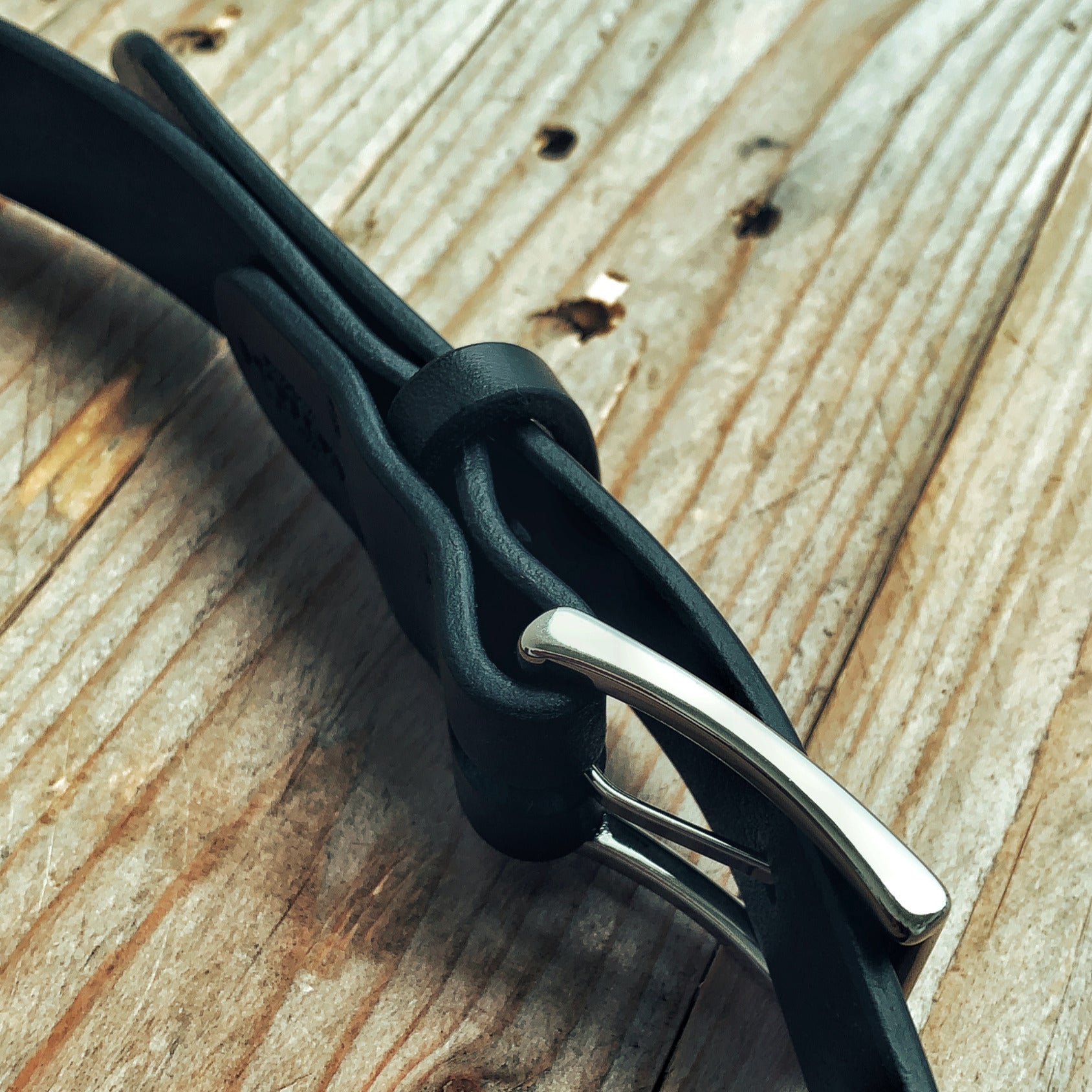 Lovecky Leather kožený opasek 30 mm v černé barvě – detail lesklé kovové přezky, elegantní úzký opasek do džínů.