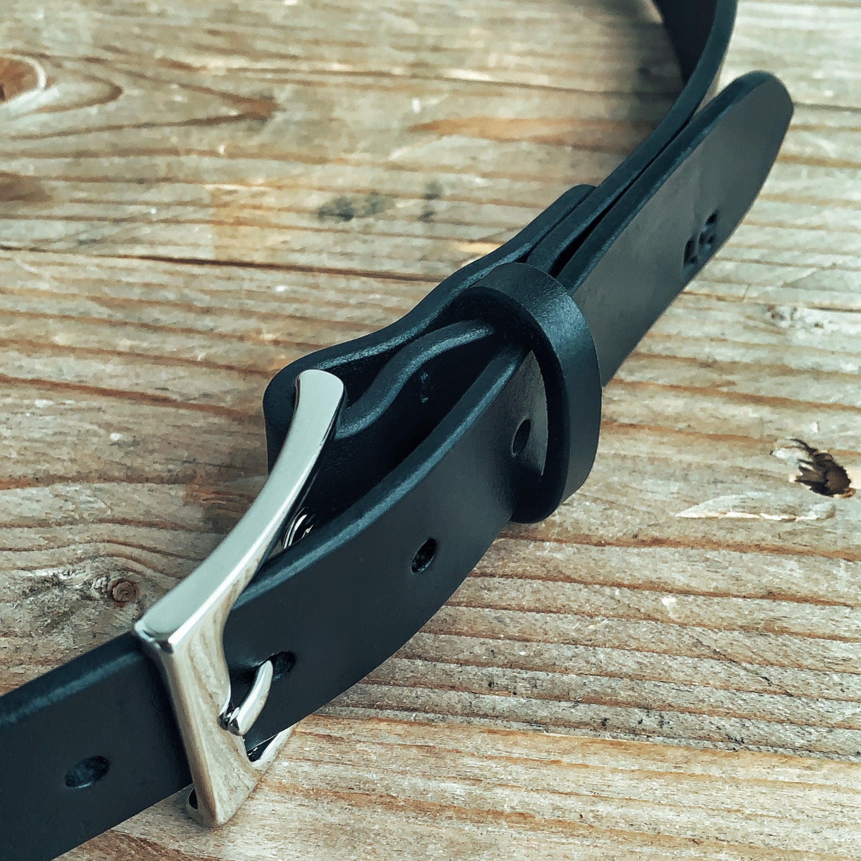 Lovecky Leather kožený opasek 30 mm v černé barvě s klasickou přezkou – elegantní úzký opasek do riflí, ruční výroba v ČR.