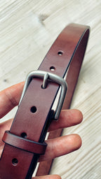 Lovecky Leather kožený opasek 30 mm v hnědé kůži – detail pevné kovové přezky, ručně vyrobený opasek na míru.