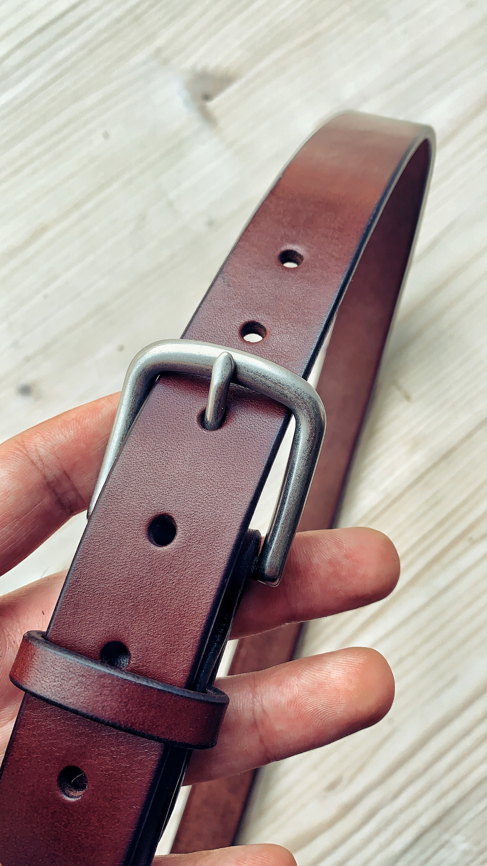 Lovecky Leather kožený opasek 30 mm v hnědé kůži – detail pevné kovové přezky, ručně vyrobený opasek na míru.