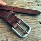 Lovecky Leather kožený opasek 30 mm v hnědé barvě s ražbou iniciálů – ručně vyrobený pánský a dámský opasek z pravé hovězí kůže.