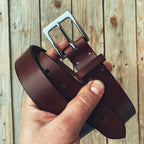 Lovecky Leather kožený opasek 30 mm v hnědé barvě s monogramem – ručně vyrobený opasek na zakázku, pravá hovězí kůže, od výrobce.