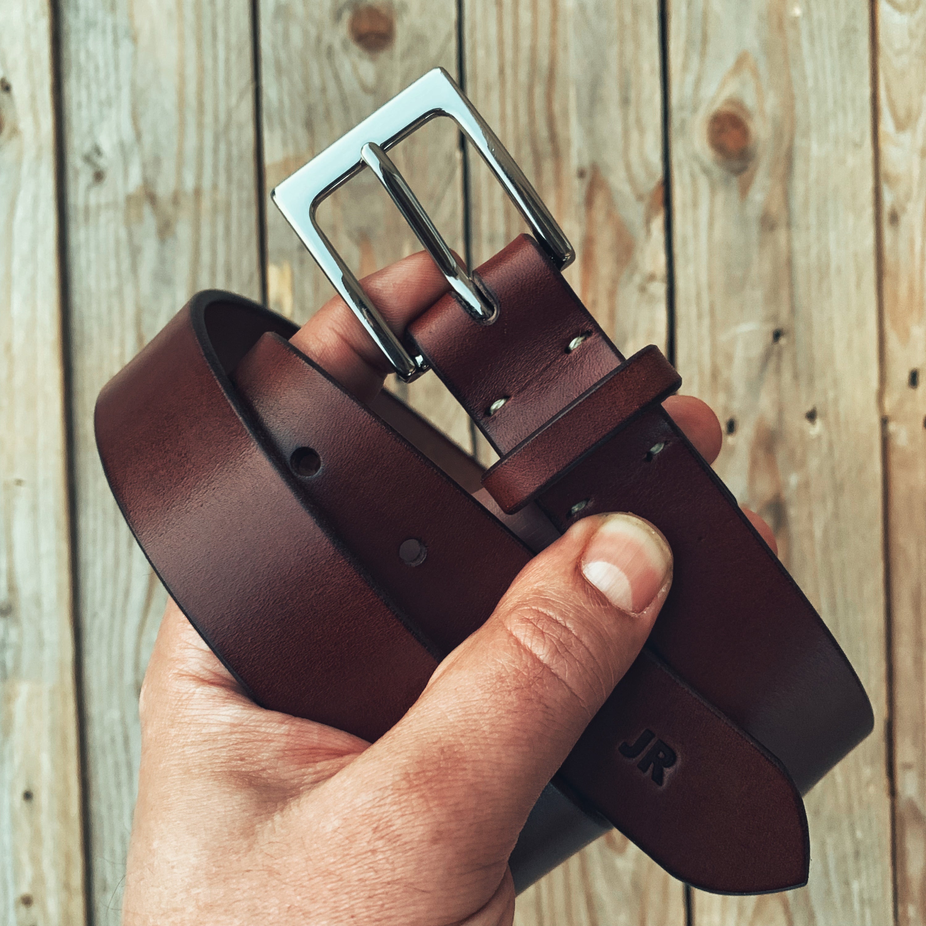 Lovecky Leather kožený opasek 30 mm v hnědé barvě s monogramem – ručně vyrobený opasek na zakázku, pravá hovězí kůže, od výrobce.