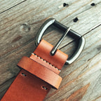 Lovecky Leather kožený opasek 30 mm v přírodní barvě s masivní kovovou přezkou – ručně šitý opasek z pravé hovězí kůže.