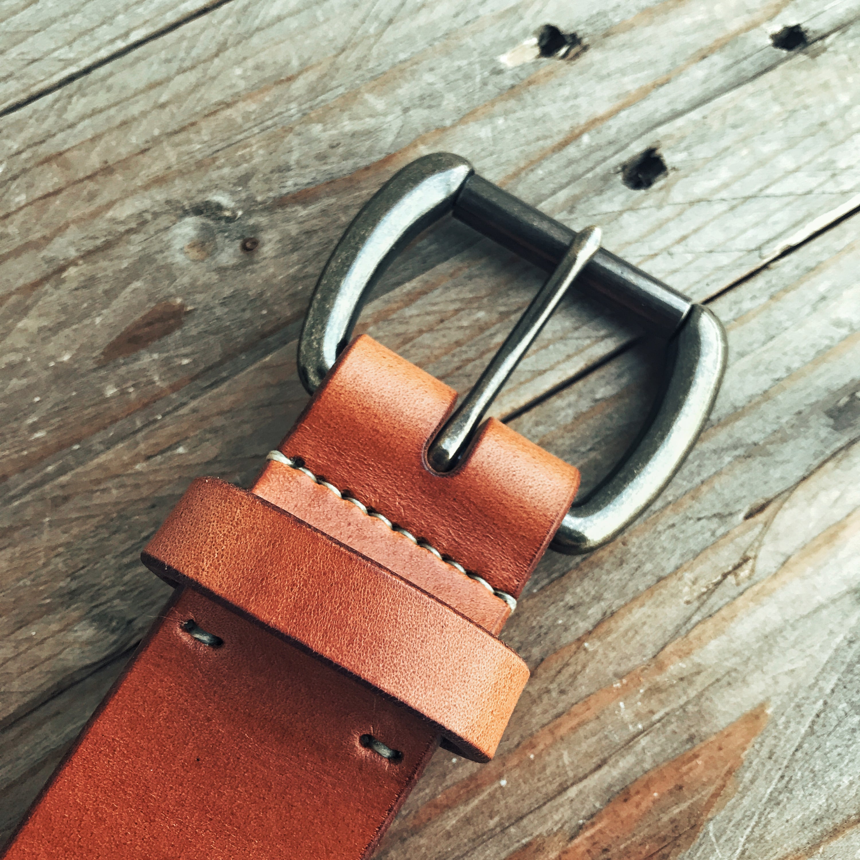 Lovecky Leather kožený opasek 30 mm v přírodní barvě s masivní kovovou přezkou – ručně šitý opasek z pravé hovězí kůže.