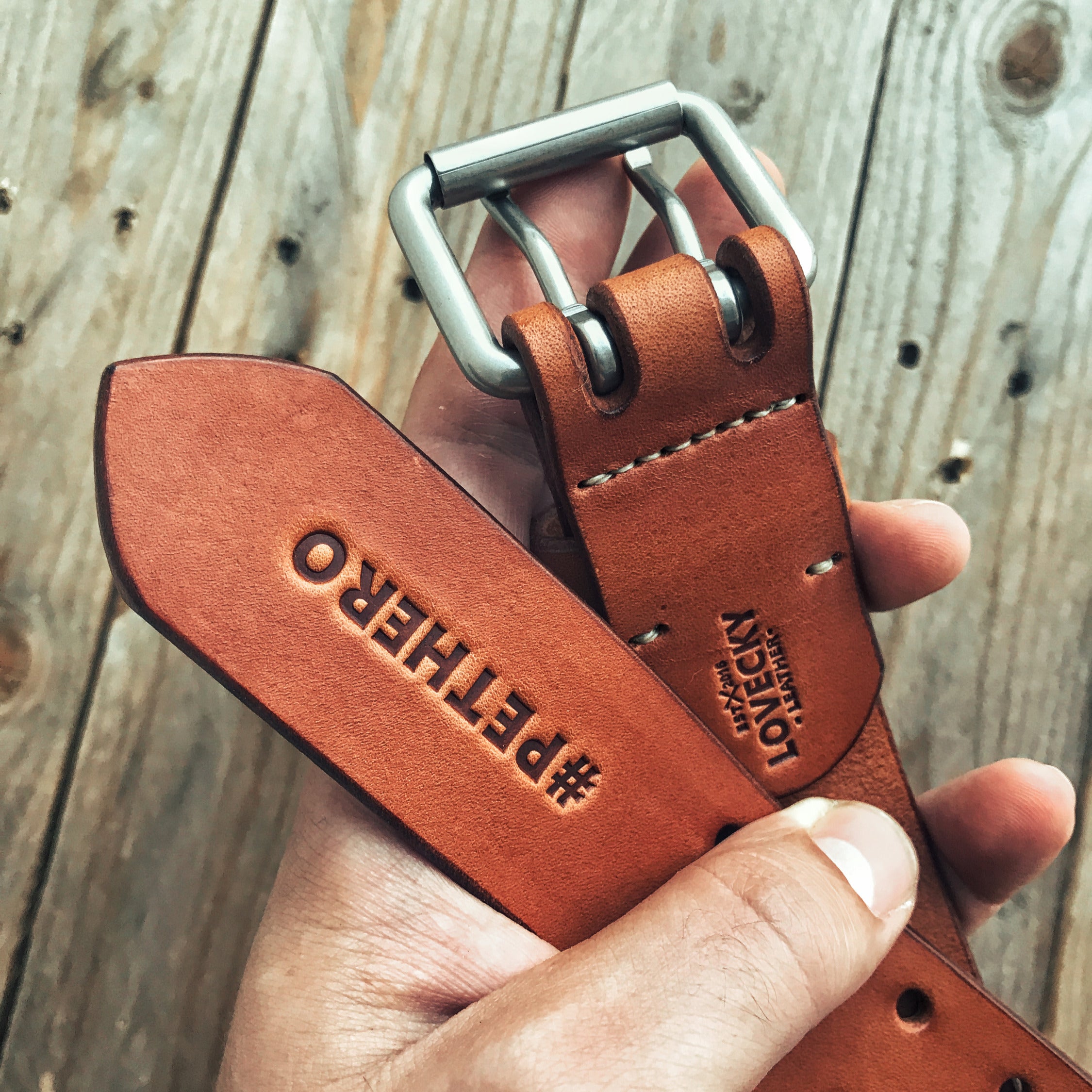 Lovecky Leather kožený opasek 38 mm světle hnědý s dvojitou přezkou – detail u přezky, pravá hovězí kůže, ruční výroba od výrobce v ČR.