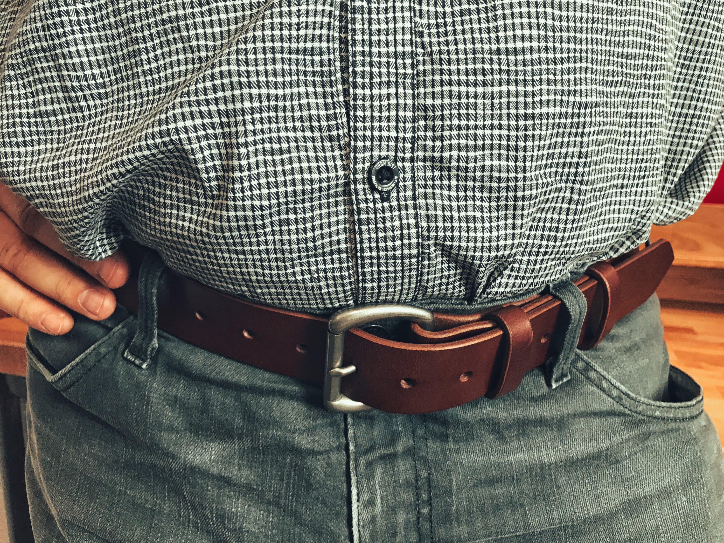 Lovecky Leather kožený opasek 38 mm hnědý s klasickou přezkou – pánský opasek do riflí, pravá hovězí kůže, ruční výroba v ČR.