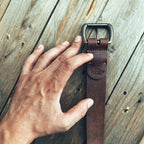 Lovecky Leather kožený opasek 38 mm hnědý s ražbou loga – pravá hovězí kůže, ručně šitý opasek od výrobce v ČR.