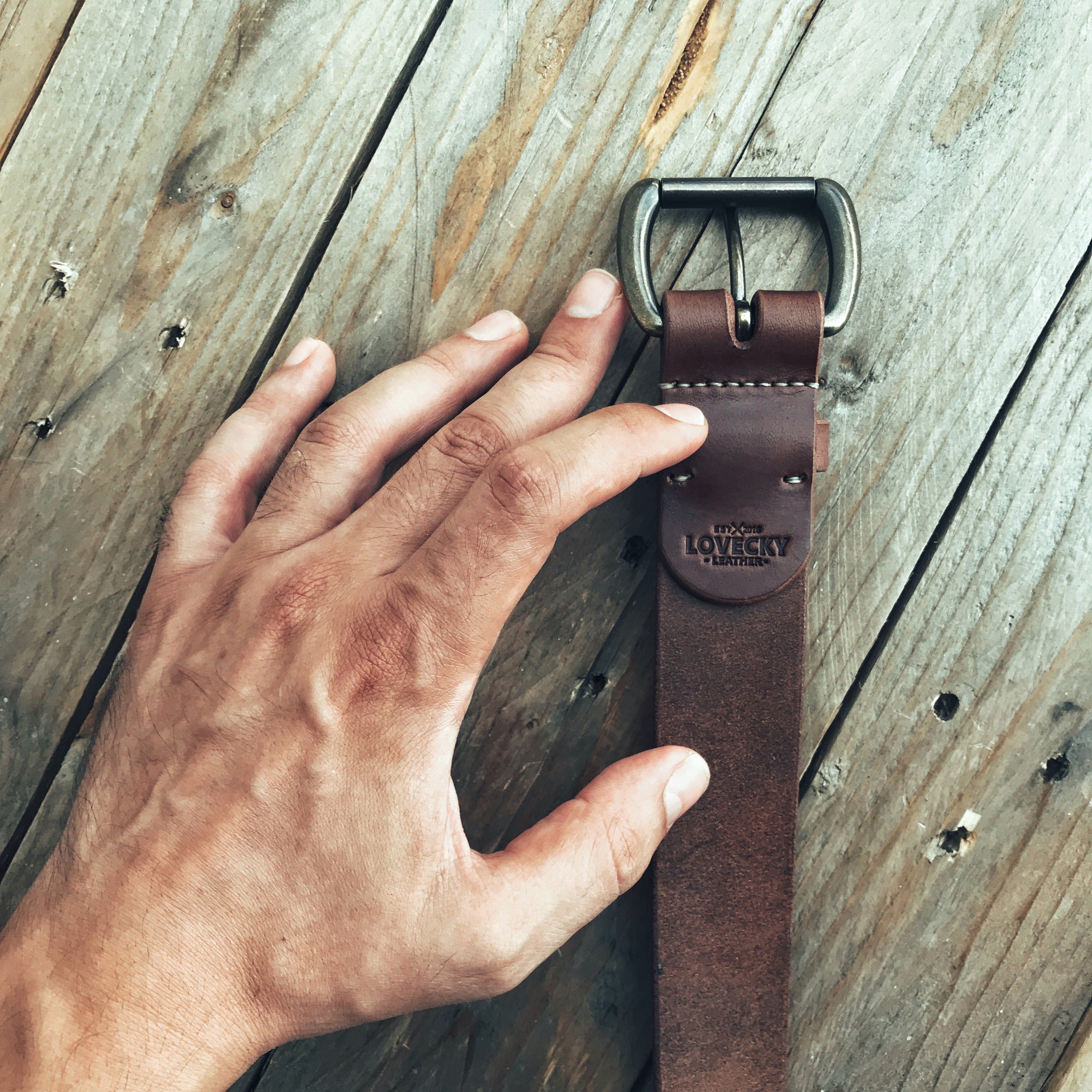 Lovecky Leather kožený opasek 38 mm hnědý s ražbou loga – pravá hovězí kůže, ručně šitý opasek od výrobce v ČR.