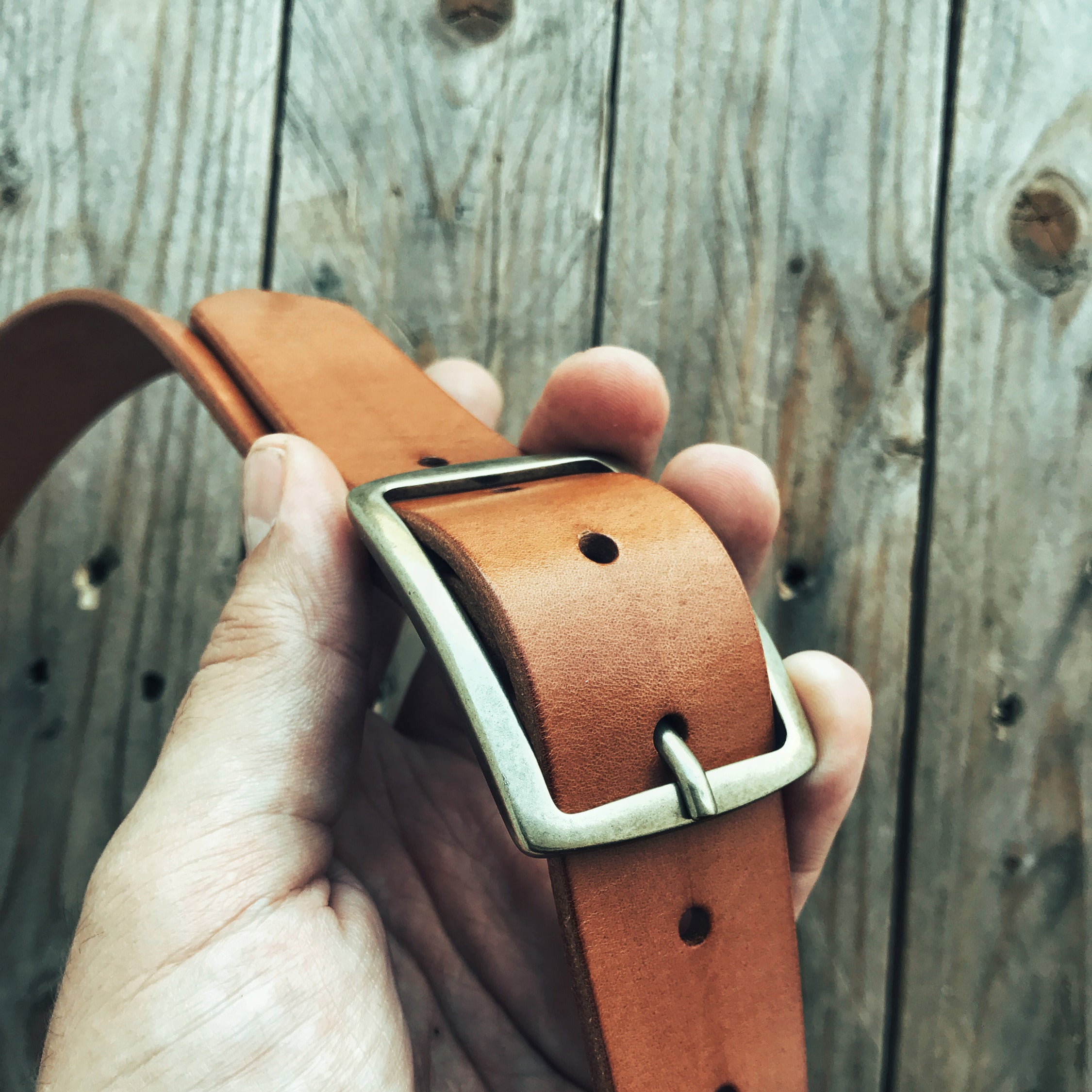 Lovecky Leather kožený opasek 38 mm světle hnědý – klasická kovová přezka, pánský kožený opasek do džínů, ruční výroba.