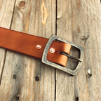 Lovecky Leather kožený opasek 38 mm světle hnědý s masivní přezkou – poctivý pánský opasek do riflí, pravá kůže.