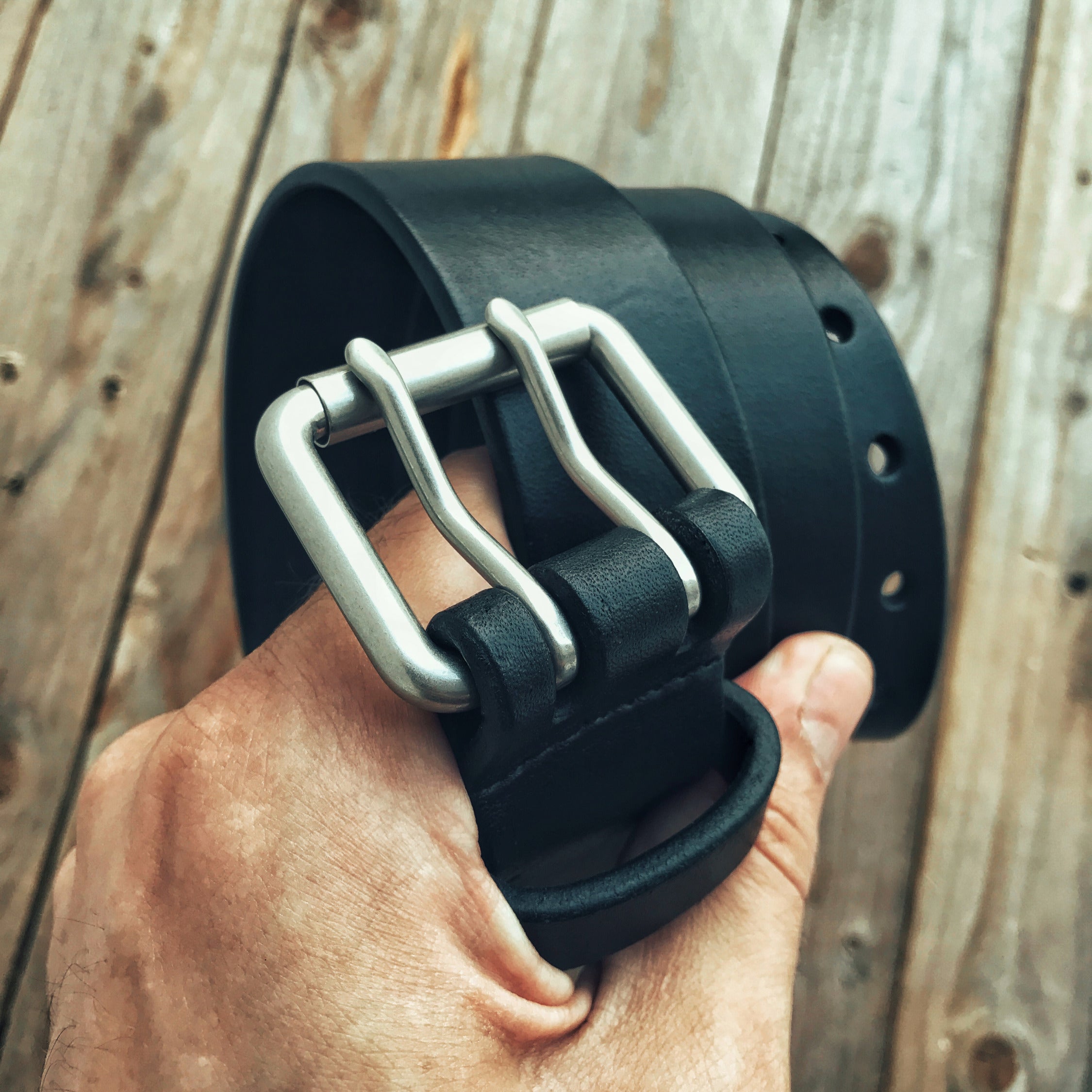 Lovecky Leather kožený opasek 43 mm světle hnědý s dvojitou sponou – detail ražby iniciálů, široký pánský kožený opasek, ruční výroba v ČR.