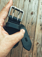 Lovecky Leather kožený opasek 43 mm hnědý s dvojitou sponou (dva trny) – detail opasku z pravé hovězí kůže, poctivá ruční výroba.