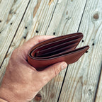 Lovecky Leather kožená peněženka 67 z pravé hovězí kůže, hnědá - držená v ruce, pohled  z vrchní strany.