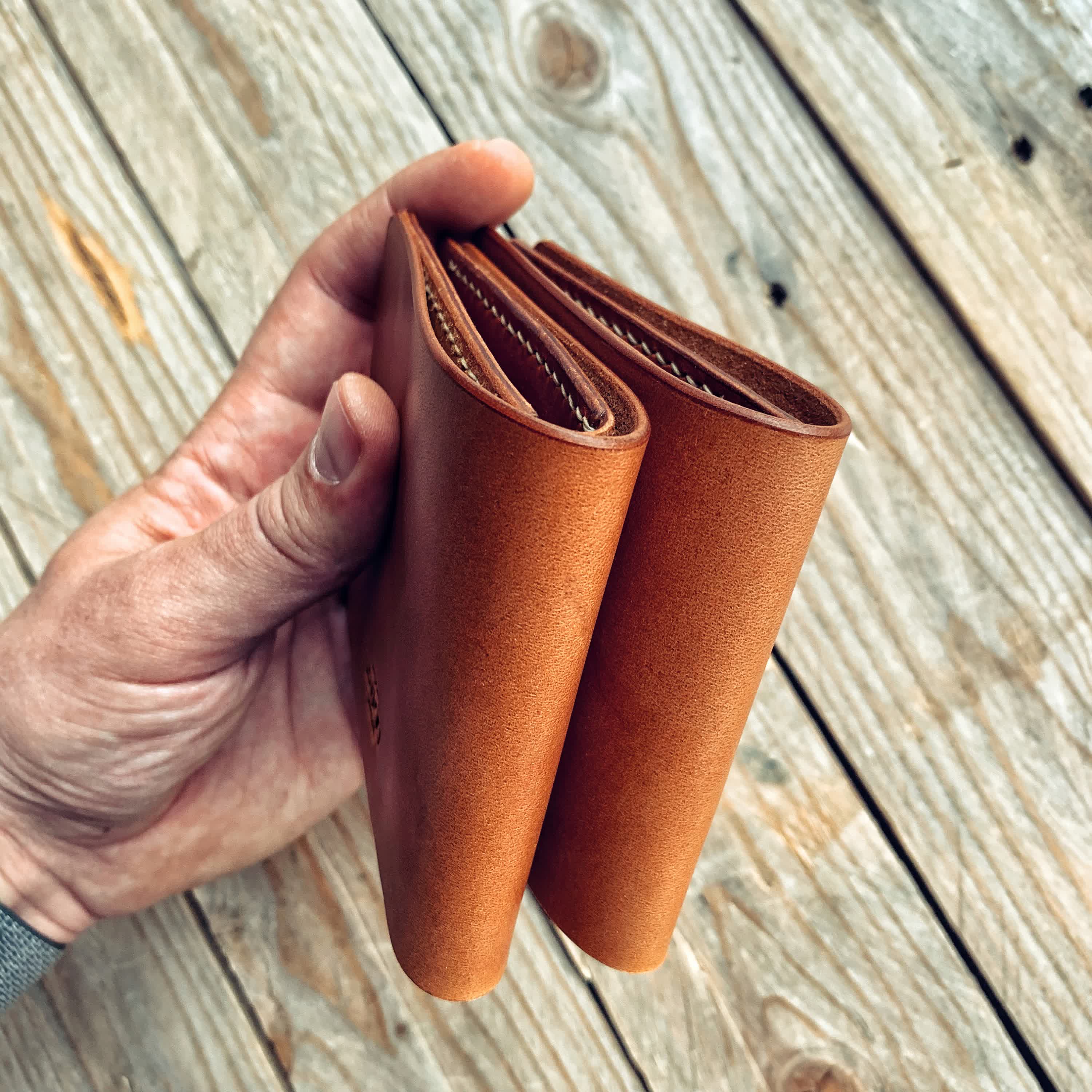 Lovecky Leather pánská kožená peněženka 67, hnědá - pohled na strukturu kůže, dva kusy