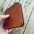 Detail ručního sedlářského šití na pánské kožené peněžence Lovecky Leather 67 z pravé světle hnědé kůže.