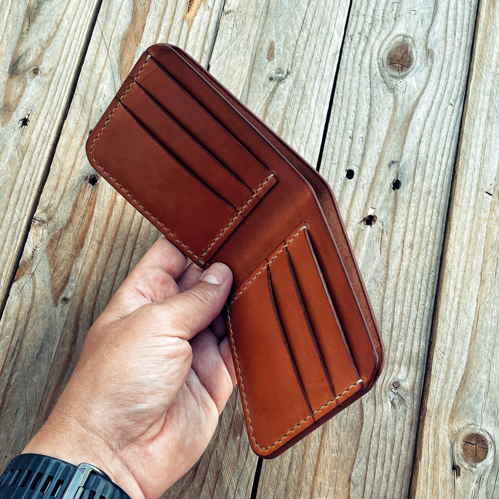 Otevřená pánská kožená peněženka Lovecky Leather 67 z pravé světle hnědé kůže s přihrádkami na karty a kapsou na bankovky, ruční výroba bez mincovníku.