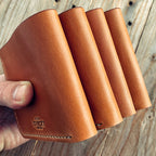 Více kusů pánské kožené peněženky Lovecky Leather 67 z pravé italské světle hnědé kůže, ruční výroba bez mincovníku.