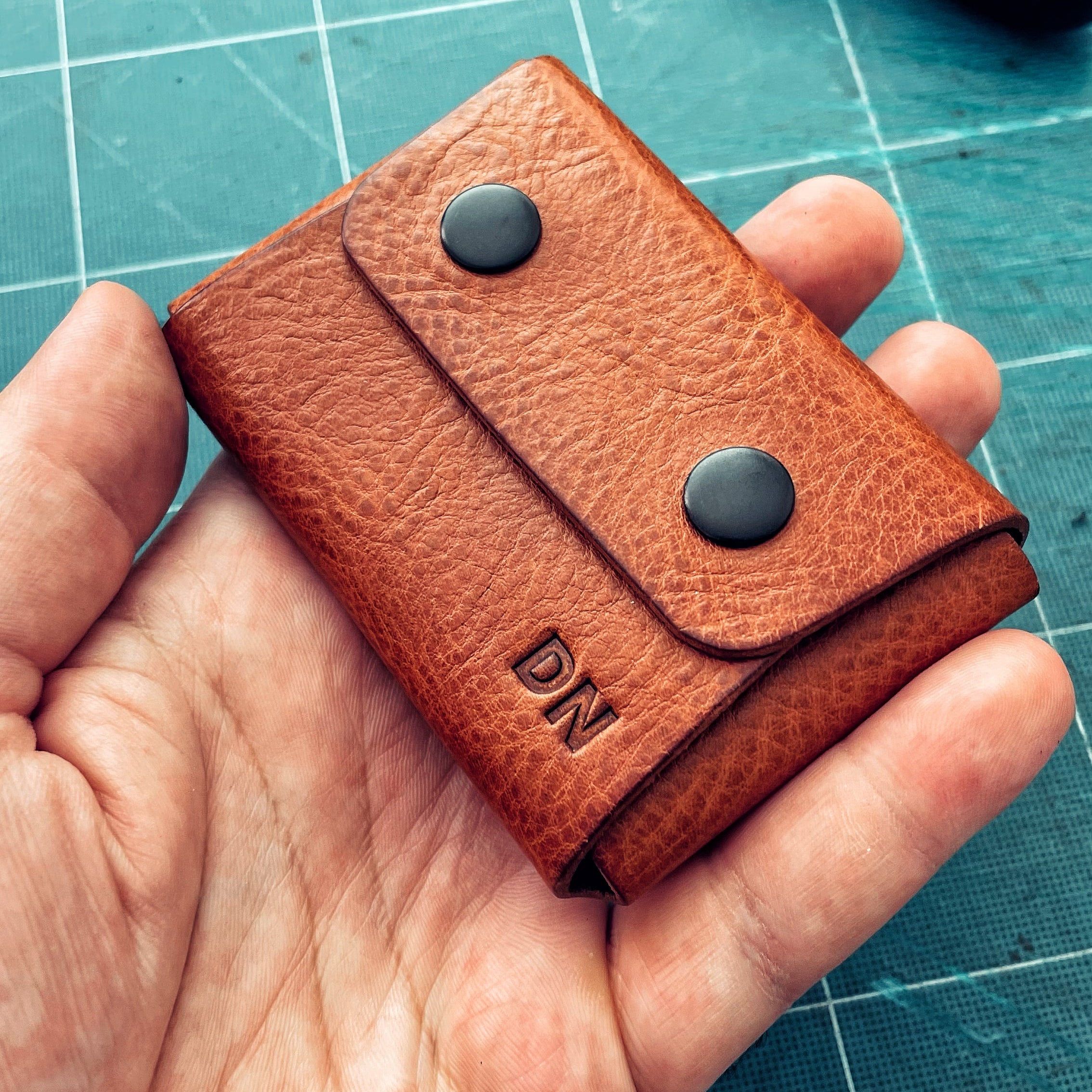 Lovecky Leather malá a kompaktní kožená peněženka 45 ve velikosti L s ražbou iniciál – ručně vyrobená peněženka z pravé hovězí kůže v přírodní barvě.