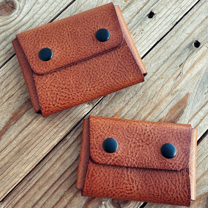 Lovecky Leather kožená peněženka 45 hnědá – velikost L a XL, detail zavřených peněženek, pohled ze shora