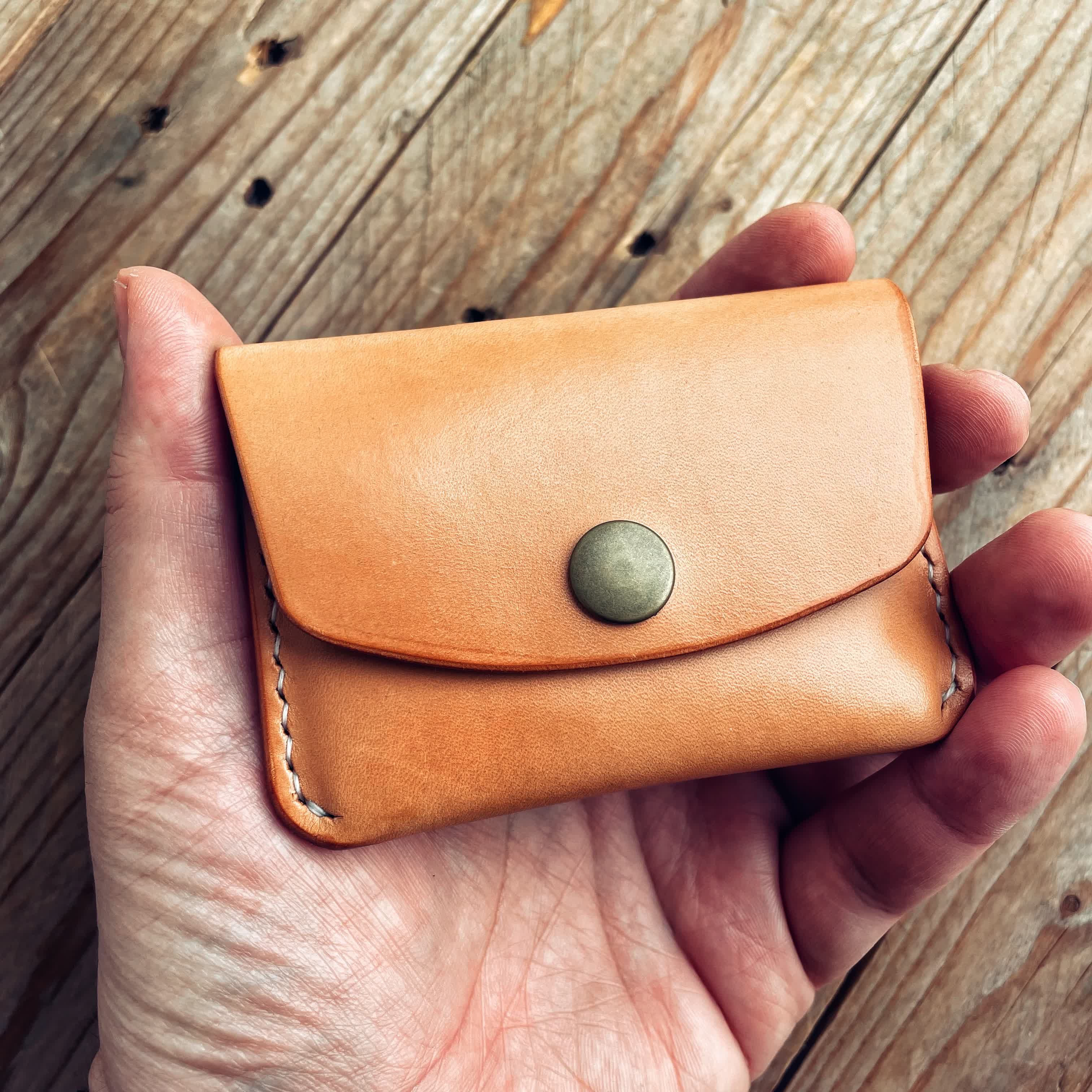 Lovecky Leather kožená peněženka 52 velikost L – písková barva, přední strana se zapínáním