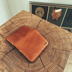 LOVECKY Leather – Malá kožená EDC peněženka na doklady 59 P s průhlednou přihrádkou – světle hnědé barvě s vyraženým monogramem L.K., pohled na přední stranu