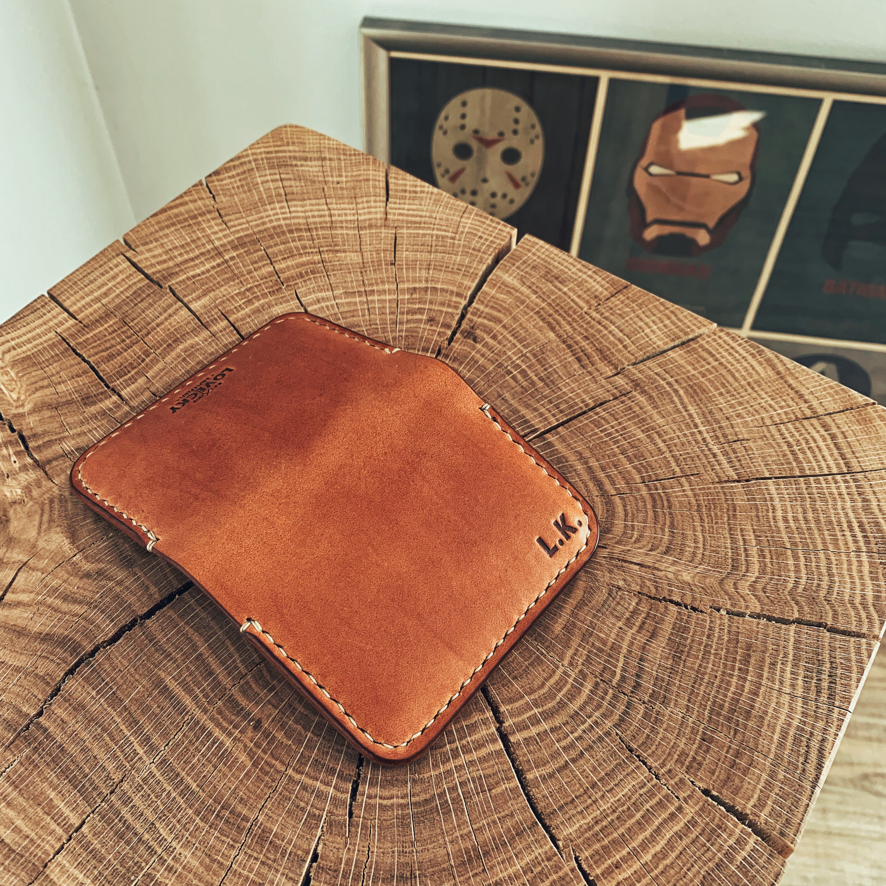 LOVECKY Leather – Malá kožená EDC peněženka na doklady 59 P s průhlednou přihrádkou – světle hnědé barvě s vyraženým monogramem L.K., pohled na přední stranu