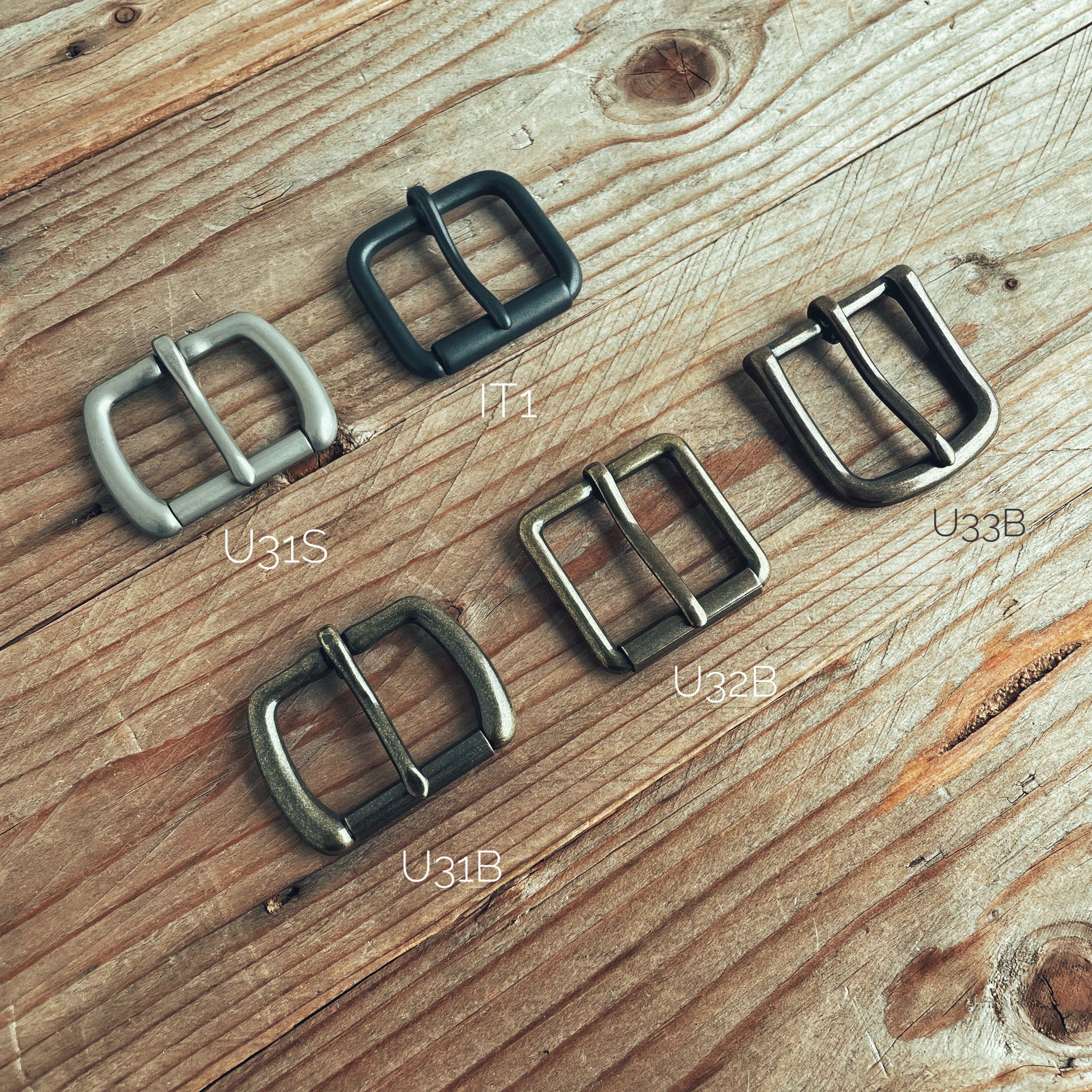 Lovecky Leather přezky (spony) pro Opasek 30 – kovové přezky pro kožený opasek, šířka 30 mm, v matné oceli, černém povrchu a patinovaném provedení.