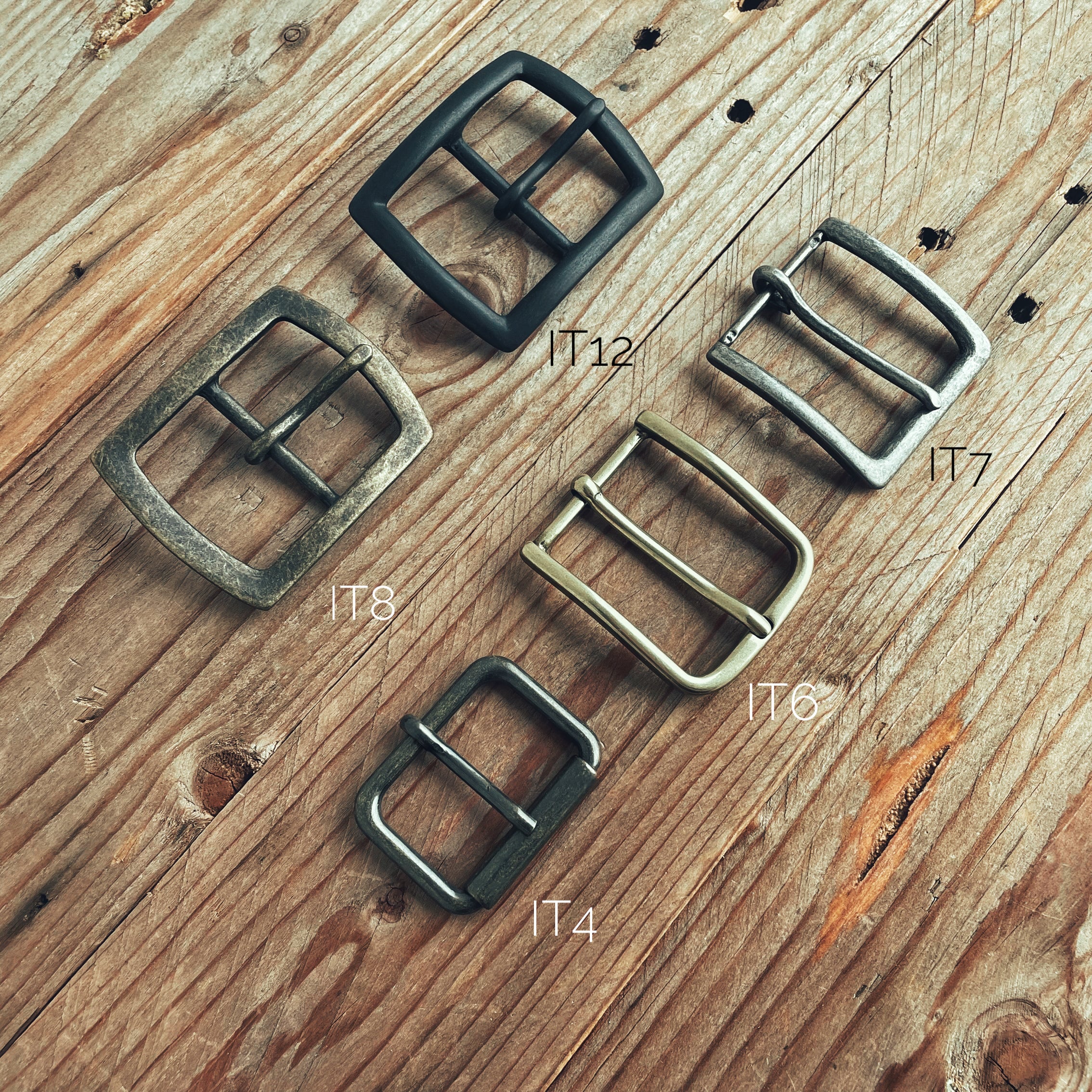 Lovecky Leather přezky (spony) pro Opasek 38 – kovové přezky pro pánský kožený opasek, šířka 38 mm, v různých povrchových úpravách pro každodenní nošení.