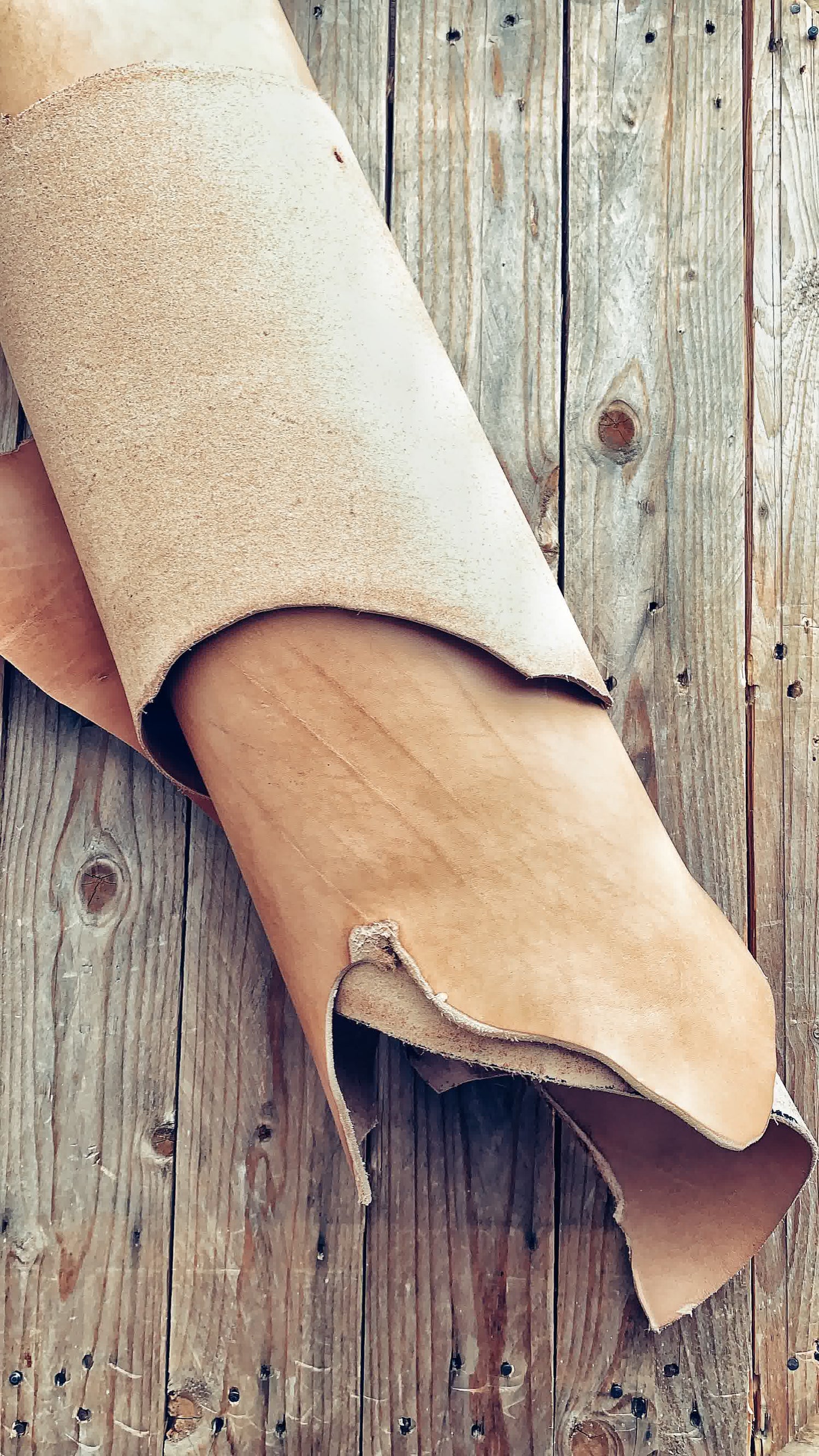 LOVECKY Leather přírodní hovězí kůže od českého brašnáře pro zakázkovou výrobu kožených doplňků v Brně, Česká republika