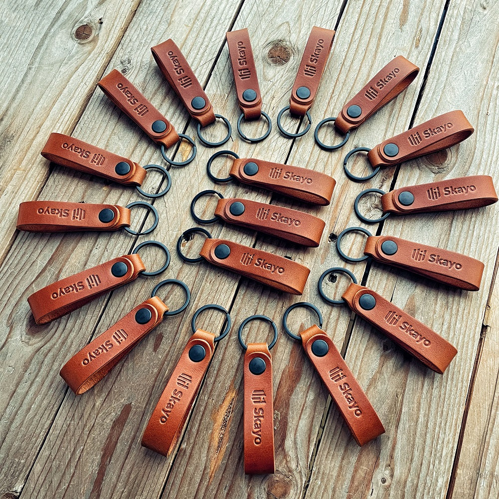 Lovecky Leather kožený přívěsek na klíče 19 s ražbou jména – z pravé italské kůže