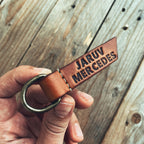 Kožený přívěsek na klíče 21 s ražbou názvu auta – klíčenka z pravé kůže na míru