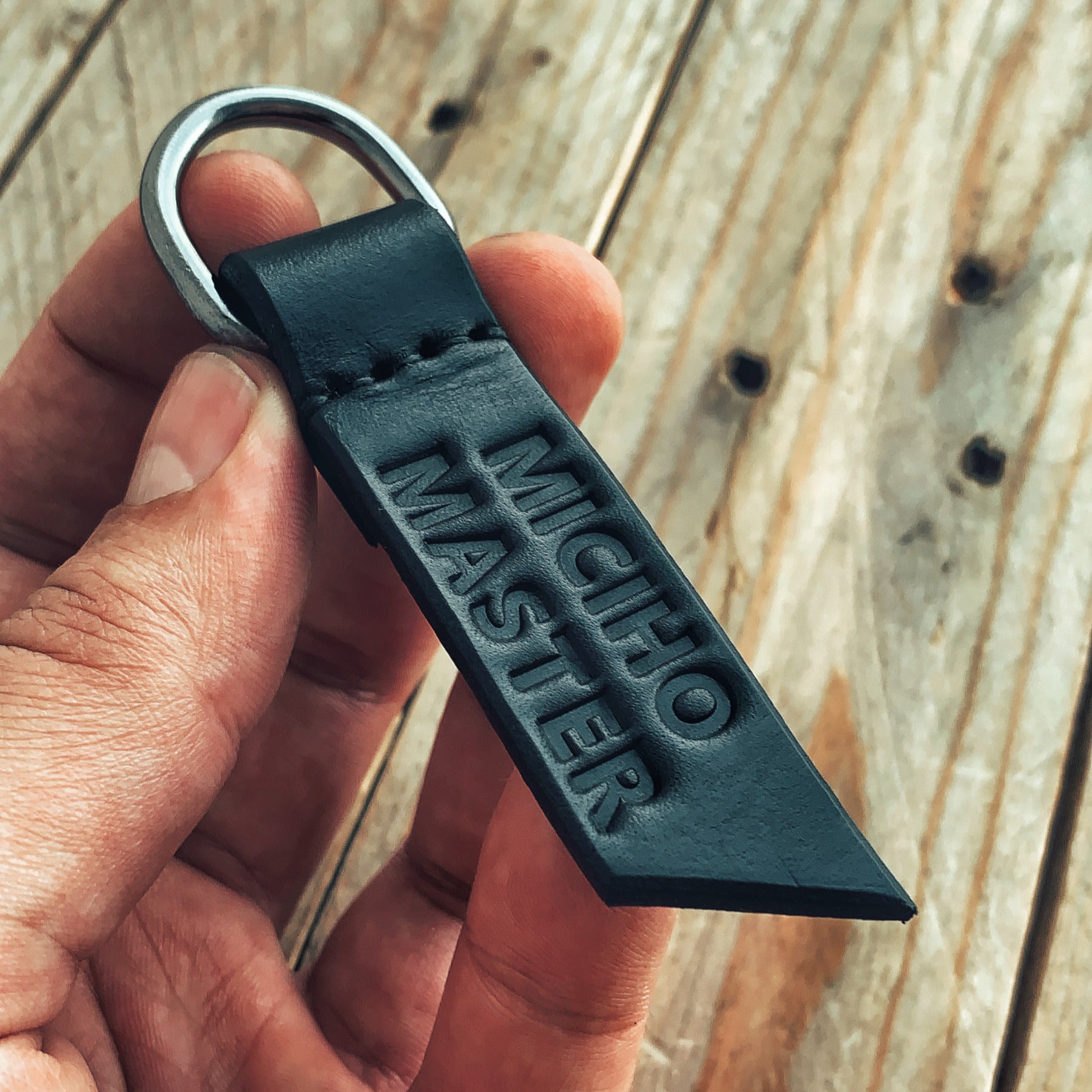 Lovecky Leather kožený přívěsek na klíče 21 s ražbou jména – personalizovaná klíčenka z pravé kůže