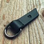 Lovecky Leather kožený přívěsek na klíče 21 s ražbou symbolu srdce – originální dárek z pravé kůže